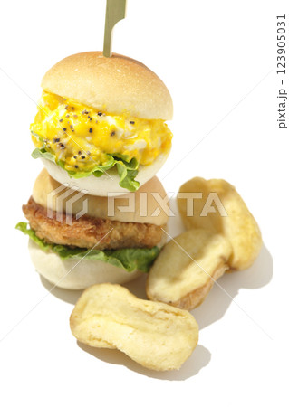 玉子とコロッケのミニハンバーガーとポテトを白背景で撮影 123905031