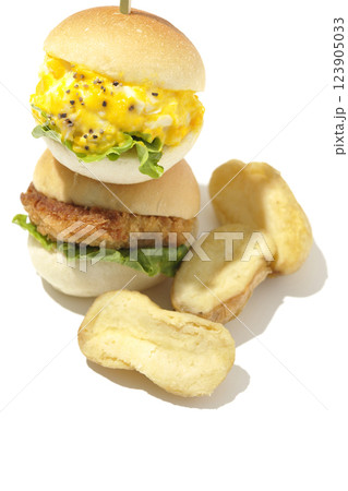 玉子とコロッケのミニハンバーガーとポテトを白背景で撮影 123905033