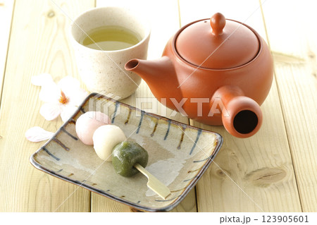 お茶と三色団子 123905601