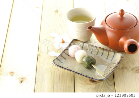お茶と三色団子 123905603