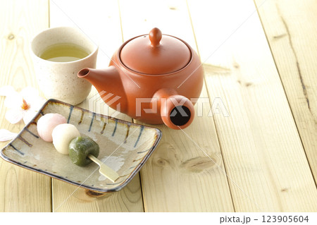 お茶と三色団子 123905604