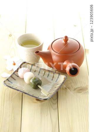 お茶と三色団子 お茶と三色団子 123905606