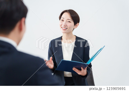 会議するビジネスマン 123905691