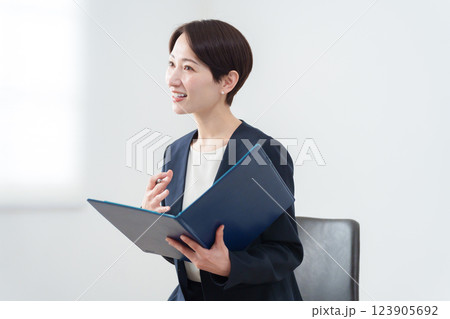 会議するビジネスマン 123905692