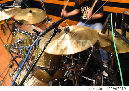 ドラムを思い切り叩く女性ドラマー ドラムを思い切り叩く女性ドラマー 123907019