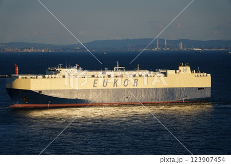 出港する大型タンカー 123907454