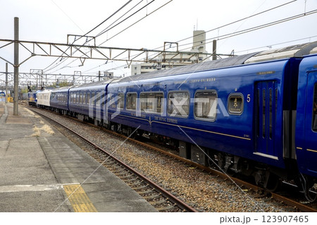 大府駅に入線したロイヤルエクスプレスの甲種輸送列車 123907465
