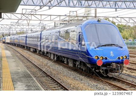 大府駅に入線したロイヤルエクスプレスの甲種輸送列車 123907467