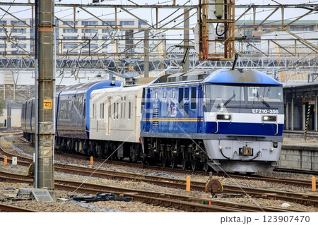 大府駅に入線したロイヤルエクスプレスの甲種輸送列車 123907470