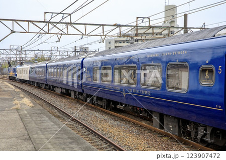 大府駅に入線したロイヤルエクスプレスの甲種輸送列車 123907472