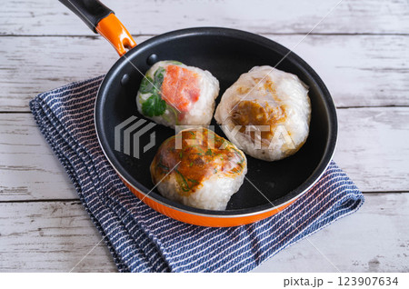 フライパンで焼くおにぎりのライスペーパー巻き 123907634