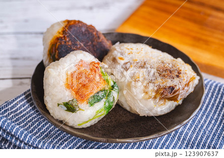 焼きおにぎりのライスペーパー巻き 焼きおにぎりのライスペーパー巻き 123907637
