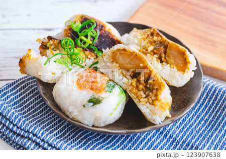 焼きおにぎりのライスペーパー巻き 123907638