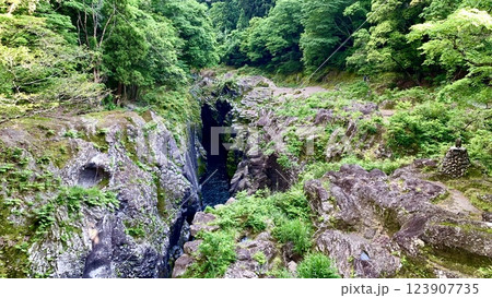 柱状節理の岩壁越しに見下ろす新緑の五ヶ瀬川〈高千穂峡遊歩道より/宮崎県西臼杵郡高千穂町〉 柱状節理の岩壁越しに見下ろす新緑の五ヶ瀬川〈高千穂峡遊歩道より/宮崎県西臼杵郡高千穂町〉 123907735