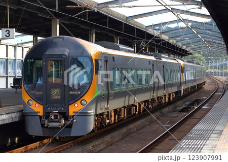 特急しおかぜ号(8600系電車:岡山⇔松山) 特急しおかぜ号(8600系電車:岡山⇔松山) 123907991
