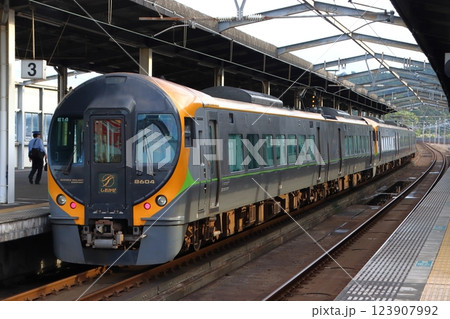 特急しおかぜ号（8600系電車：岡山⇔松山） 123907992