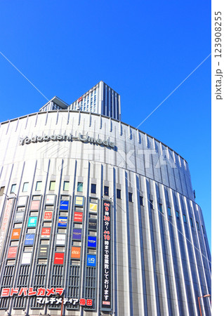 大阪府大阪市、大阪駅周辺に建つ高層ビルの風景 123908255
