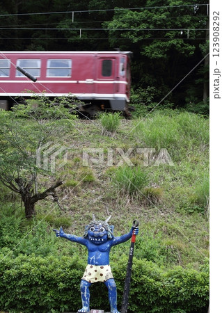 山間部を走る列車と青鬼 123908292
