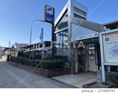 福岡市地下鉄空港線「室見駅」と駐輪場 福岡市地下鉄空港線「室見駅」と駐輪場 123908743