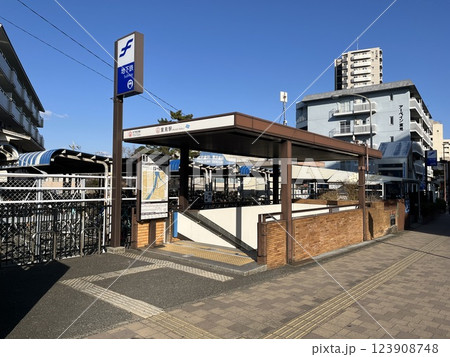 福岡市地下鉄空港線「室見駅」と駐輪場 福岡市地下鉄空港線「室見駅」と駐輪場 123908748