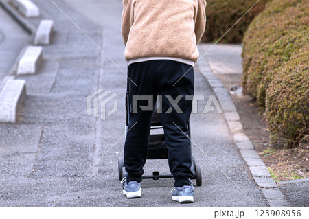 日本の横浜都市景観 段差や凹凸…高齢化社会…＝8日、横浜市内 123908956