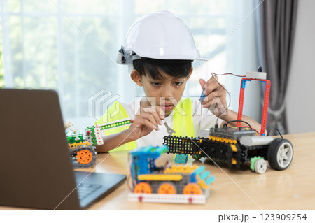 Education STEM children student in classroom. Robot assembly training, brain development, Learning electrical future engineering. Education STEM children student in classroom. Robot assembly training, brain development, Learning electrical future engineering. 123909254