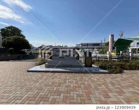 JR大牟田駅前・市制100周年記念碑 123909439