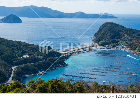 大堂山展望台から眺めるエメラルドグリーンの海に浮かぶ美しい柏島 123910431