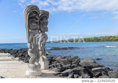 Protector ki'i statues of Hawaiian gods at Haleo Keawe. 123910520