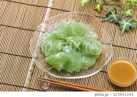 ガラス皿に盛った乱切りのさしみこんにゃく 123911141