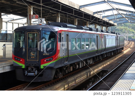 瀬戸大橋線を行く特急南風号(2700系気動車:岡山⇔高知) 瀬戸大橋線を行く特急南風号(2700系気動車:岡山⇔高知) 123911305