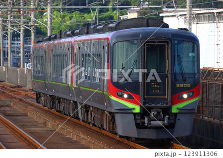 瀬戸大橋線を行く特急南風号(2700系気動車:岡山⇔高知) 瀬戸大橋線を行く特急南風号(2700系気動車:岡山⇔高知) 123911306