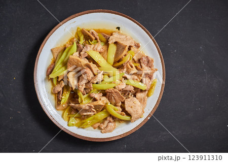 stir fried pork and green bell pepper 123911310