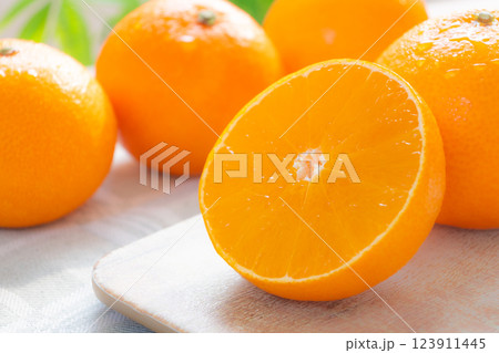 半分にカットされた紅まどんな カッティングボード 半分にカットされた紅まどんな カッティングボード 123911445