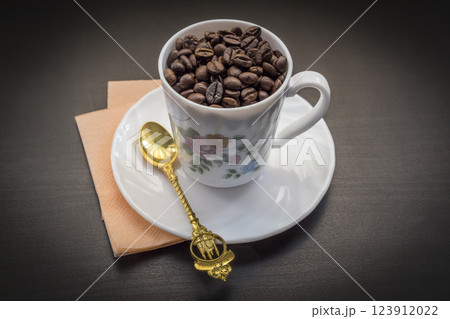 A cup with coffee beans 123912022