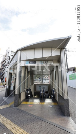 東京メトロ東西線の木場駅4b番出入口、エレベーターとエスカレーターが設置されている 123912955