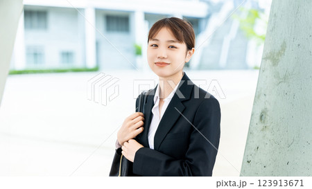 新入社員の若い女性・ビジネスウーマン 123913671