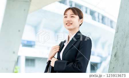 新入社員の若い女性・ビジネスウーマン 新入社員の若い女性・ビジネスウーマン 123913673