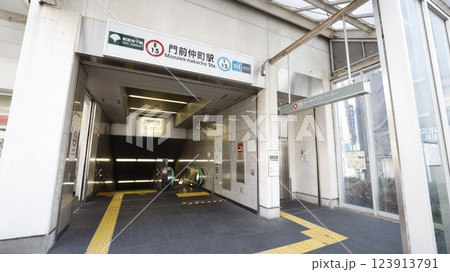 東京メトロ東西線、都営地下鉄大江戸線の門前仲町駅の6番出入口、エレベーターとエスカレーターが設置 123913791