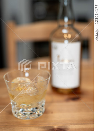 ウィスキー　ロック　ロックグラス　お酒 123914177