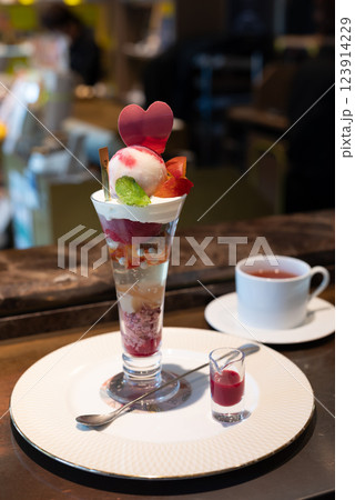 いちごパフェ 豪華なパフェ カフェ いちごパフェ 豪華なパフェ カフェ 123914229