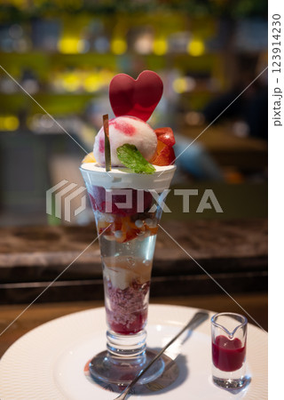 いちごパフェ 豪華なパフェ カフェ いちごパフェ 豪華なパフェ カフェ 123914230