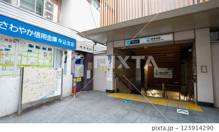 東京メトロ東西線の神楽坂駅1a番出入口、エレベーターとエスカレーターが設置されている 東京メトロ東西線の神楽坂駅1a番出入口、エレベーターとエスカレーターが設置されている 123914290