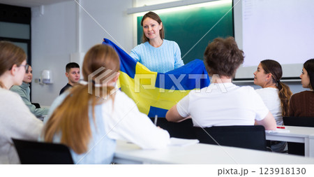 Female professor shows students flag of Sweden 123918130