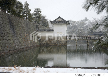 雪の二条城 内堀と本丸櫓門 京都市中京区 雪の二条城 内堀と本丸櫓門 京都市中京区 123918198