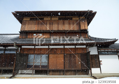 雪の二条城　本丸御常御殿　京都市中京区 123919508