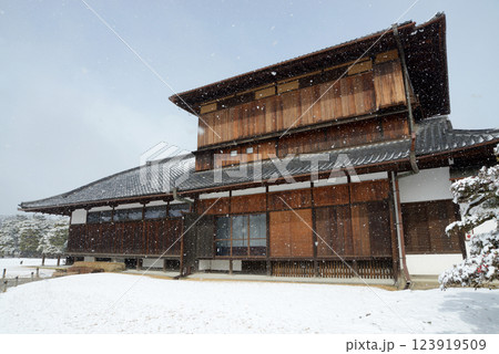 雪の二条城　本丸御常御殿　京都市中京区 123919509