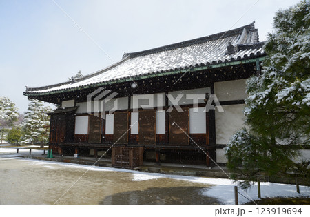 雪の二条城　二の丸御殿　京都市中京区 123919694