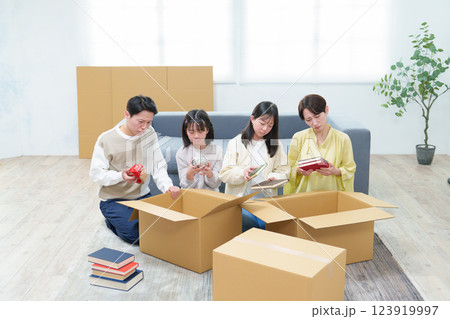 引越しの梱包に悩む家族 引越しの梱包に悩む家族 123919997