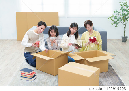 引越しの梱包に悩む家族 123919998